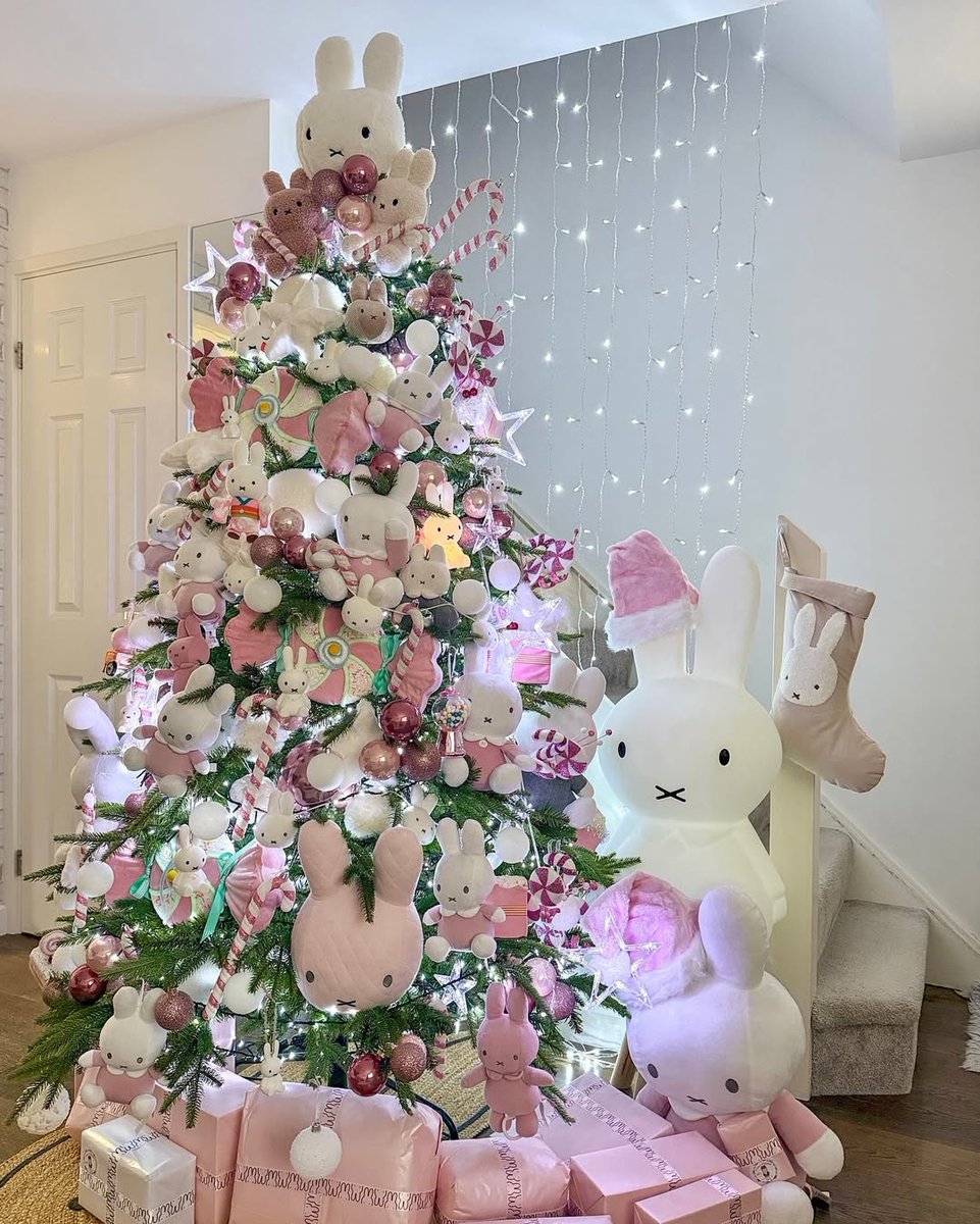 nijntje_NL's tweet photo. Hoe leuk is deze nijntje-kerstboom! Kan jij tellen hoeveel nijntjes je hier ziet? 🎄🐰 #miffy #christmas https://t.co/UDj39gwVSU