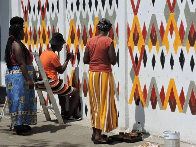 Great work from the Matobo Women, making Bulawayo Art Gallery look wow with their artistic mural. I love the new look. 

Pics: Noel Goliath. #Bulawayo