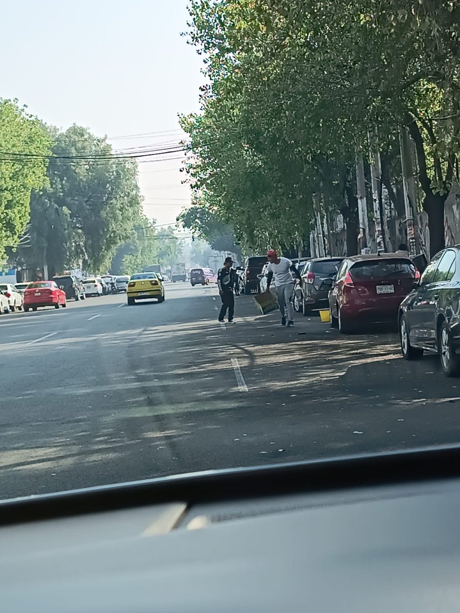 Samdya's tweet photo. @Gob_Tlalne @Edomex  toda esta mafia abusando de la necesidad de la gente de venir al hospital a cuidar de su familia..  franeleros cobrando por estacionarse fuera de la clinica 72 del seguro social en Tlalnepantla  @SS_Edomex @TonyRodriguezMX ¿Quién cuida a los ciudadanos? https://t.co/T6mwyS0wWB