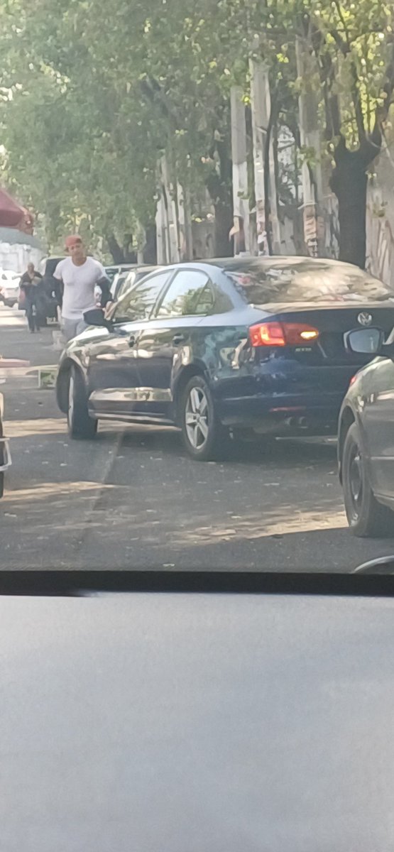 Samdya's tweet photo. @Gob_Tlalne @Edomex  toda esta mafia abusando de la necesidad de la gente de venir al hospital a cuidar de su familia..  franeleros cobrando por estacionarse fuera de la clinica 72 del seguro social en Tlalnepantla  @SS_Edomex @TonyRodriguezMX ¿Quién cuida a los ciudadanos? https://t.co/T6mwyS0wWB
