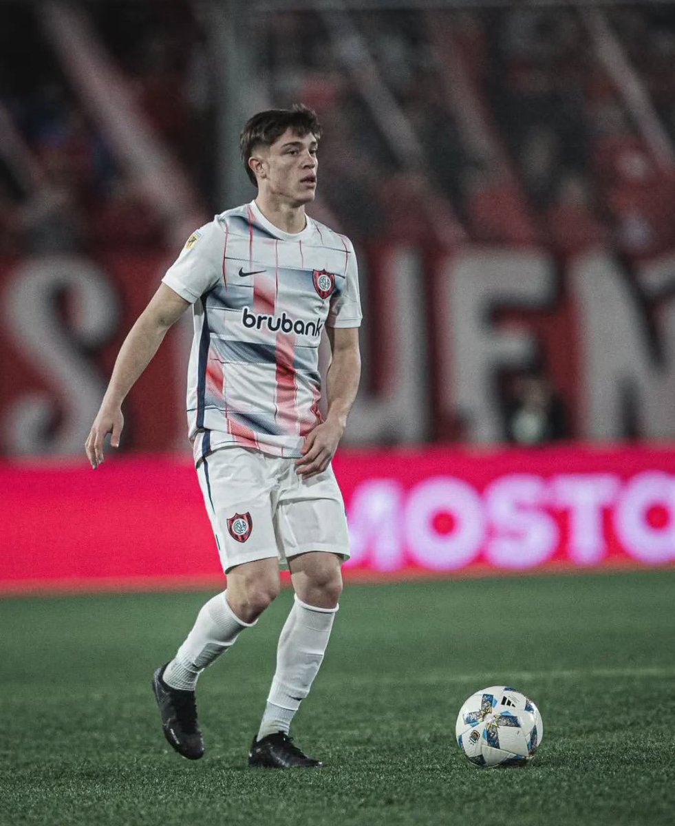 RomanKotler's tweet image. Santiago Sosa debutó en julio en la Primera de #SanLorenzo. Dio la talla en partidos grandes, es convocado a las juveniles de la Selección Argentina y es de los mejores proyectos del club. 

No pueden ni pensar en venderlo en esa cifra. Es un papelon.