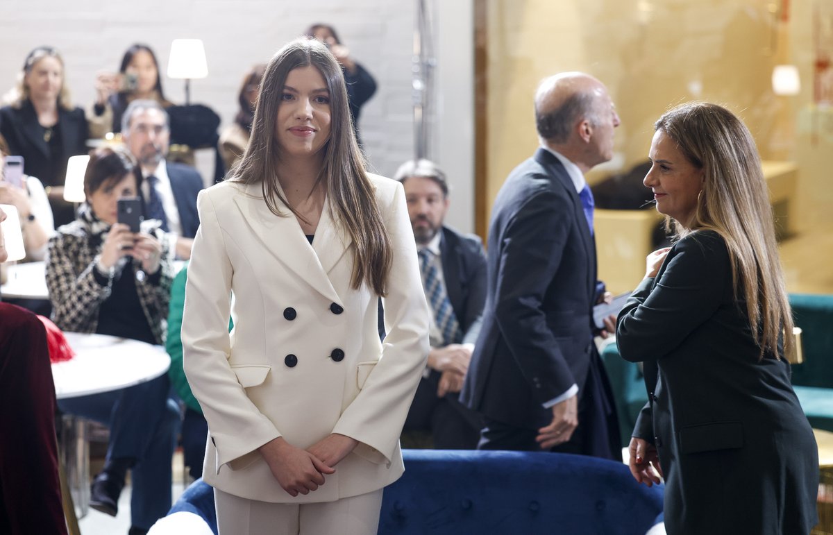 genteyestilo_to's tweet photo. 📸 EN FOTO | La infanta Sofía protagoniza su primer acto en solitario. La hija pequeña de los Reyes entrega los premios de fotografía de Patrimonio Nacional, de la que es madrina. Para el momento, ha elegido un traje blanco. https://t.co/N0HPWuPy5H