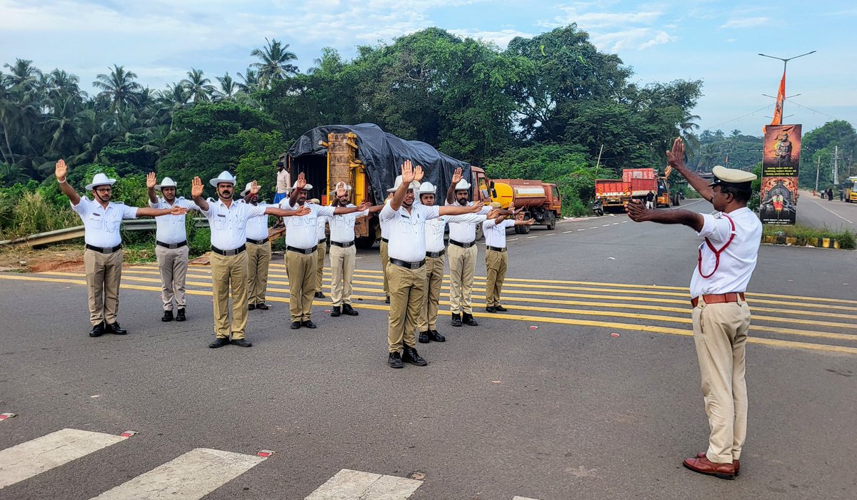 anilkumarsastry's tweet image. Practising #handsignals and morning #warmup by Mangaluru South Traffic Police on 13/12/2024 at #Jeppinamogaru Junction.
#trafficmanagement
#trafficpolice
#morningexercise

@compolmlr @DCDKOfficial @DgpKarnataka @AmitShah @DrParameshwara