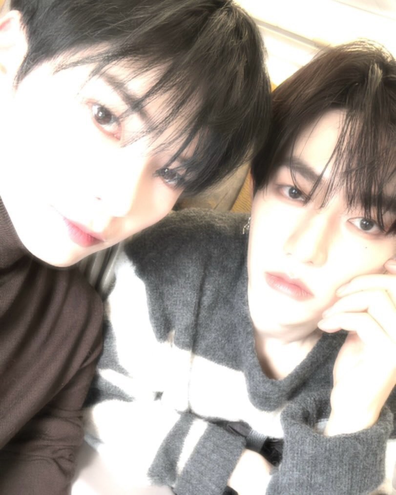 sunghaobin's tweet photo. NEW HAOBIN PLANE SELCAS WHAT THE FUCKKKKK https://t.co/N2Mu9oRjgE