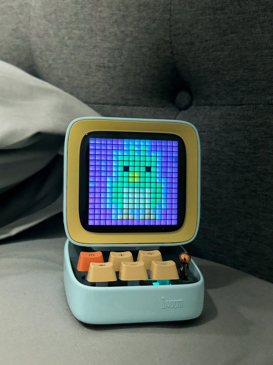 ตอนแรกซื้อมาเพราะความน่ารัก แต่ได้ฟังชั่นมาโครตคุ้ม คิดไม่ผิดที่ตัดสินใจซื้อ คือน้องเป็นมากกว่าลำโพงประดับโต๊ะจริง ๆ เบสดี เสียงดี เปลี่ยนรูปแบบพิกเซลได้ แถมเล่นเกมได้ด้วย น่ารักชิบหา*  100/10 เลย 𓏔 ⭐️⸝⸝