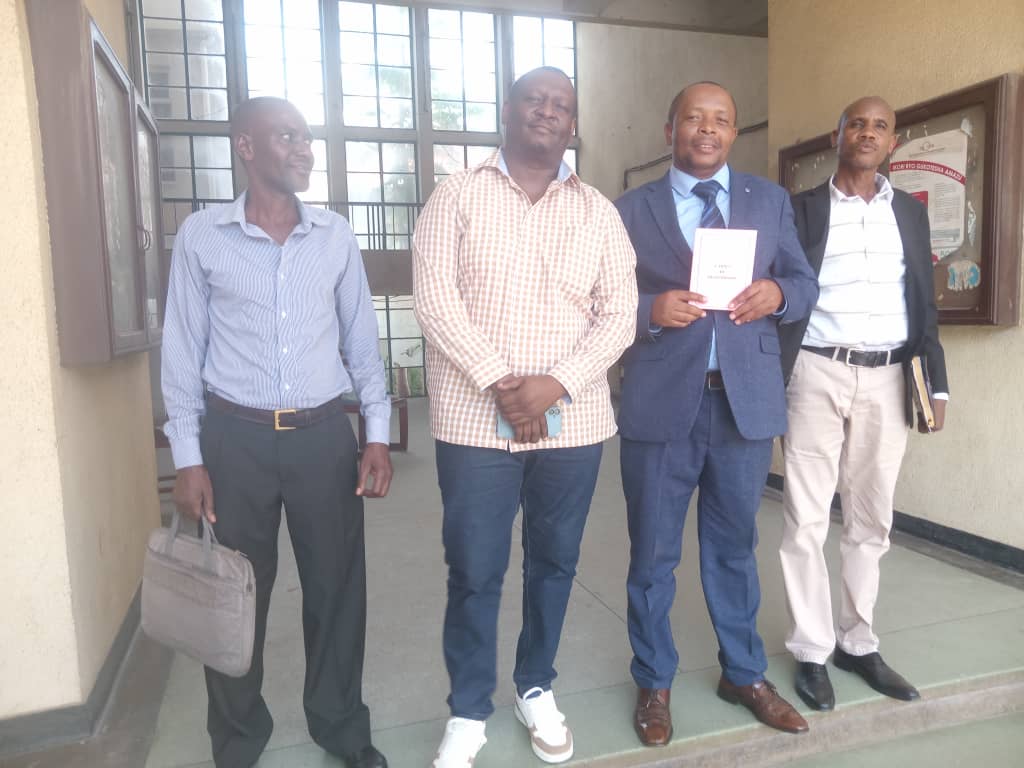 LaNovaBurundi's tweet photo. #Burundi : Première coalition des partis politiques "URUNANI UBURUNDI BWA BOSE". Faite du @SahwanyaFRODEBU , parti #CODEBU, FDES-Sangira et #CNDD. Le but est de participer aux prochaines élections. Ce vendredi, ils sont allés au @MininterInfosBi pour se faire enregistrer. https://t.co/OHTTCZuSBN