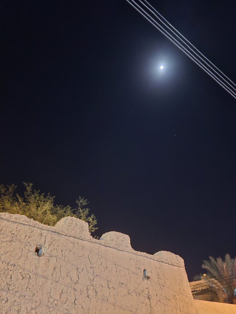 حكى الليلُ لي إذا أسرفتُ في سَهري
عن  النجوم  اللواتي ذُبن  في  القمرِ
عن  حُبهنّ   لهُ   إن   جاء   مُكتَمٰلاً
عن   شوقهنّ  له   من   كثرة  السفر✨️