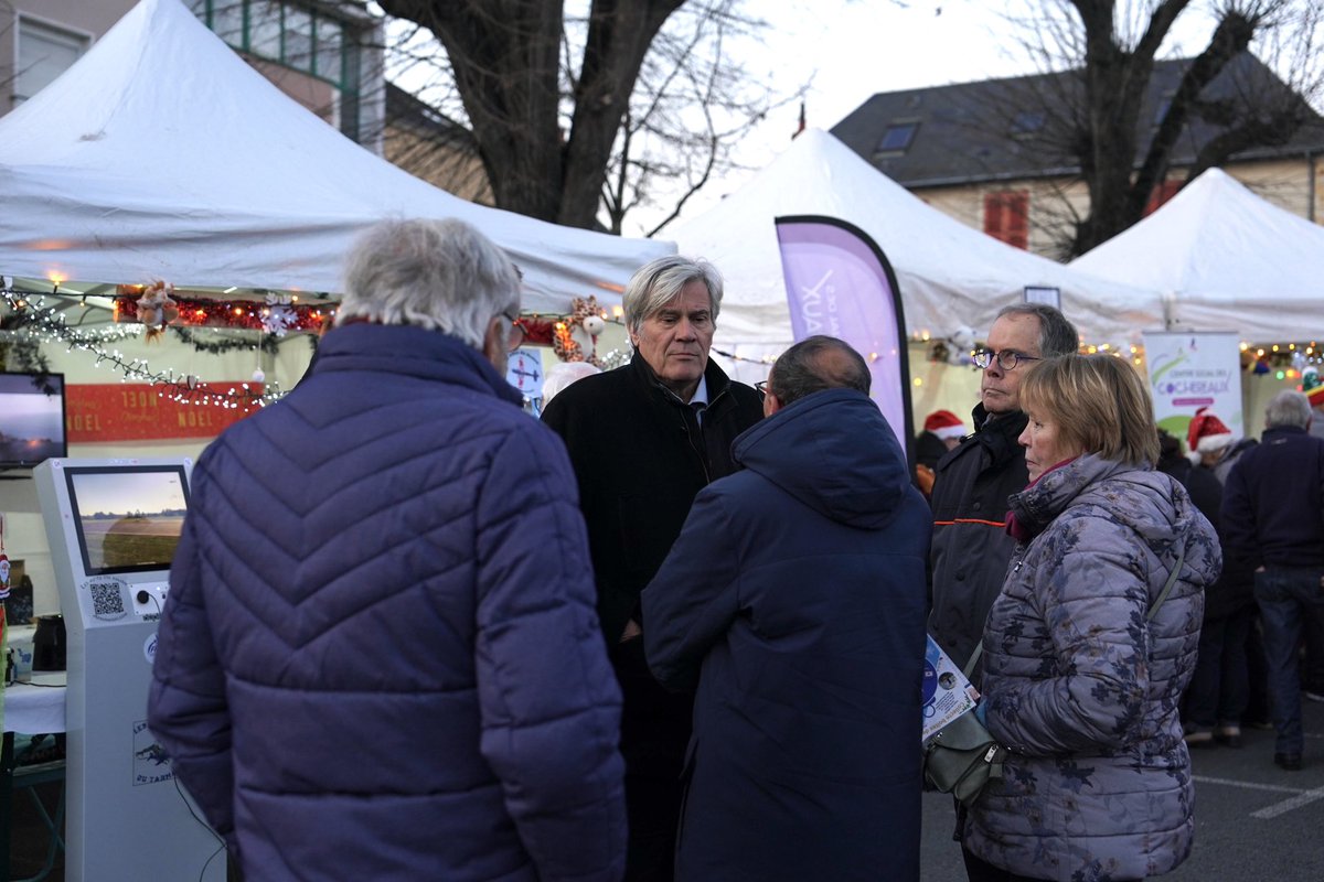🎄🎅🎁 Ce soir, Noël s’invite place de la Boussinière. Un marché proposé par le Conseil des quartiers Nord-ouest auquel participe <a href="/SLeFoll/">Stéphane Le Foll</a>  maire du Mans.