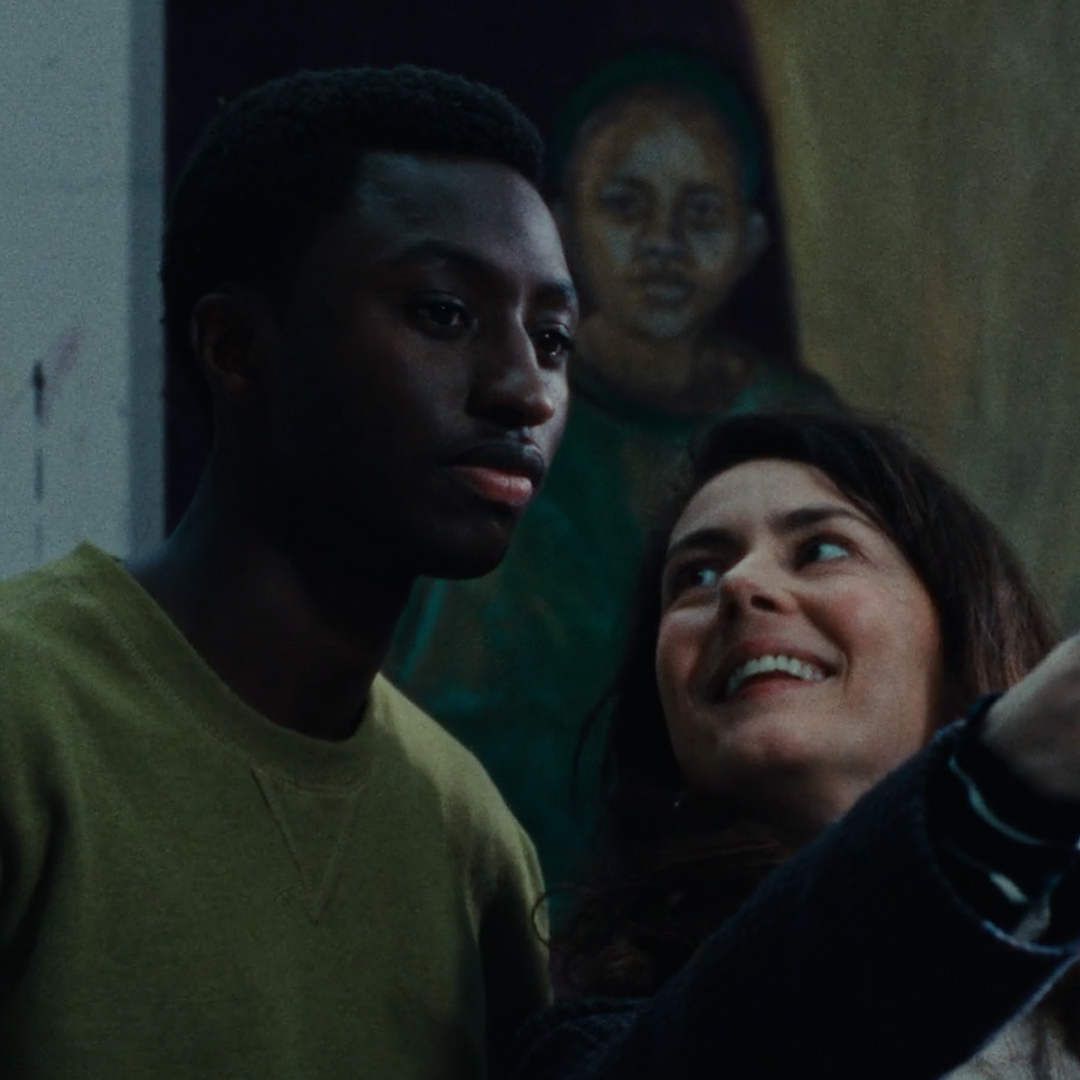 mubifrance's tweet photo. Aliou, étudiant aux Beaux-Arts de Paris en pleine ascension, vend une toile représentant sa mère décédée pour 3000 euros à une collectionneuse de renom.

Découvrez l'AVANCE (2024) de Djiby Kebe est disponible sur MUBI jusqu'au 31 décembre https://t.co/qxYlGAYiL8