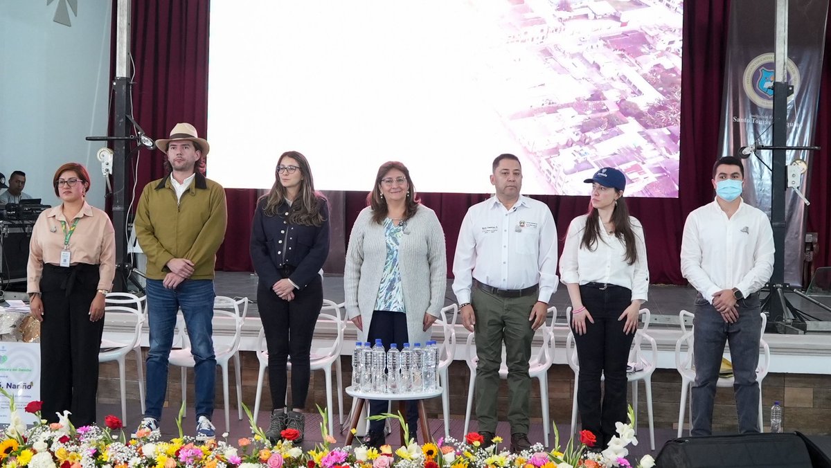MinjusticiaCo's tweet photo. #AEstaHora 🔴| En Sandoná (Nariño) 📍, la ministra Ángela María Buitrago entrega el sello que declara a este municipio como el primer 'Entorno Protector' para mujeres y población LGTBIQ+ 🏳️‍🌈 en Colombia 🇨🇴. Este logro es el resultado de la implementación de un plan de acción para prevenir y abordar las violencias de género y por prejuicio, así como promover un ecosistema protector con impacto en las zonas rurales.

Siga la transmisión #EnVivo ➡️ https://t.co/HamzfNfkRt

#JusticiaParaTodos