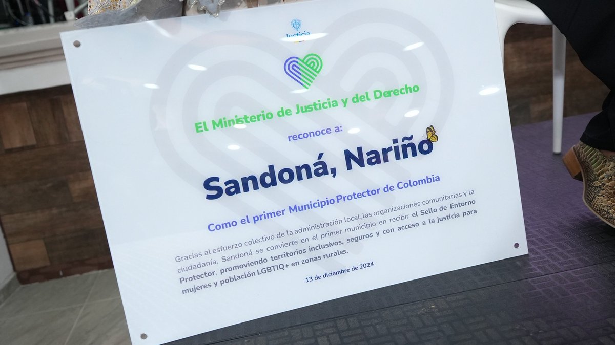 MinjusticiaCo's tweet photo. #AEstaHora 🔴| En Sandoná (Nariño) 📍, la ministra Ángela María Buitrago entrega el sello que declara a este municipio como el primer 'Entorno Protector' para mujeres y población LGTBIQ+ 🏳️‍🌈 en Colombia 🇨🇴. Este logro es el resultado de la implementación de un plan de acción para prevenir y abordar las violencias de género y por prejuicio, así como promover un ecosistema protector con impacto en las zonas rurales.

Siga la transmisión #EnVivo ➡️ https://t.co/HamzfNfkRt

#JusticiaParaTodos