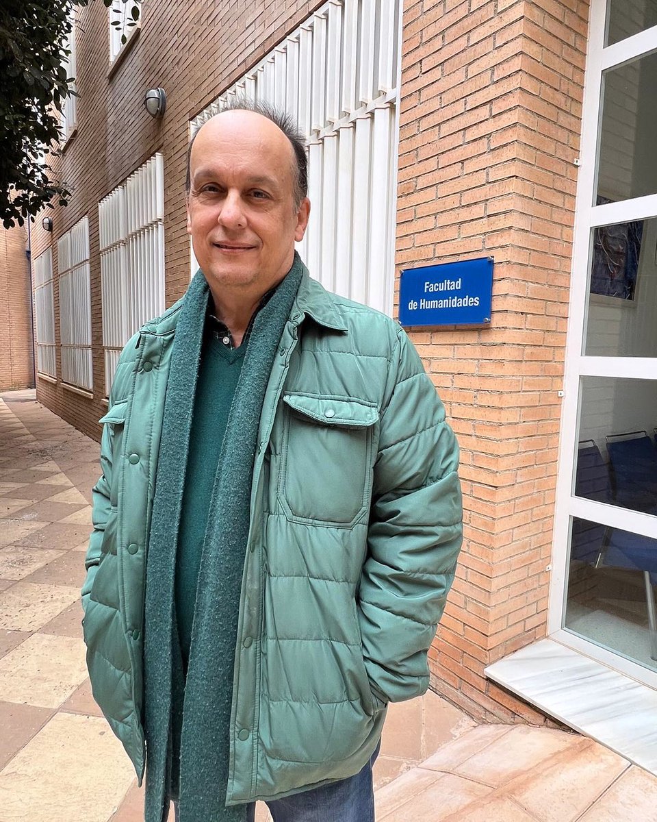 Rafael Quirosa fue reelegido ayer como decano de la Facultad de Humanidades con un 97,5% de votos a favor, solo dos en blanco y ninguno en contra. Un claro reconocimiento a cuatro años de gestión y, a su vez, un importante apoyo para afrontar nuevos proyectos y retos. Enhorabuena