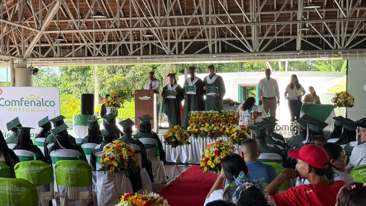 ¡Felicitamos a los 36 trabajadores bananeros y sus familias que lograron su diploma de bachiller gracias al convenio entre Sintrainagro y Comfenalco Antioquia! 🎓🍌 Un paso más hacia el progreso y bienestar de nuestra comunidad.  

#Sintrainagro #Educación #LaFuerzaQueNosUne