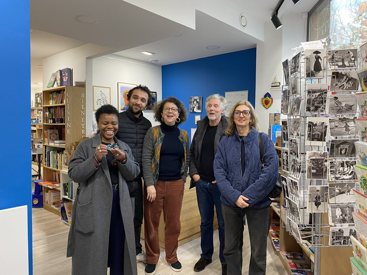 Paris Commerces (@pariscommerces) on Twitter photo - VISITE -
Visite des commerçants installés dans le secteur Pelleport/Edith Piaf à #Paris20 avec <a href="/EricPliez/">Eric Pliez</a> et <a href="/EkonCarine/">Carine EKON</a>.
Fromagerie, librairie, épicerie, café, atelier de tapisserie… autant d’activités diversifiées qui animent les rues de ce quartier. - VISITE -
Visite des commerçants installés dans le secteur Pelleport/Edith Piaf à #Paris20 avec <a href="/EricPliez/">Eric Pliez</a> et <a href="/EkonCarine/">Carine EKON</a>.
Fromagerie, librairie, épicerie, café, atelier de tapisserie… autant d’activités diversifiées qui animent les rues de ce quartier.