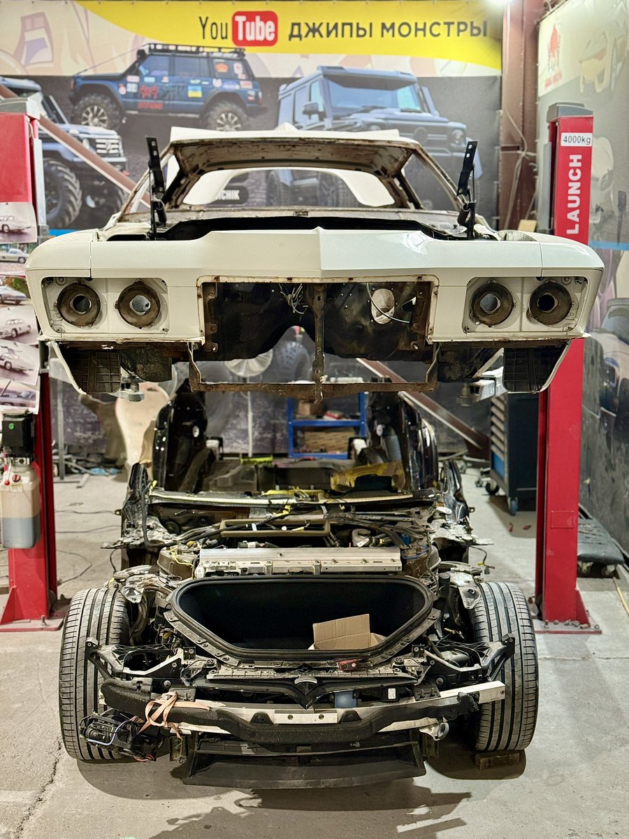 This is what the marriage of two cars looks like: the body of a 1972 Buick Riviera is being fitted onto a 2022 Tesla Plaid.
 We’re preparing a full episode for our
   Так выглядит свадьба двух  автомобилей, кузов  Buick Riviera 72 года одеваем на Tesla Plaid 22 года.
