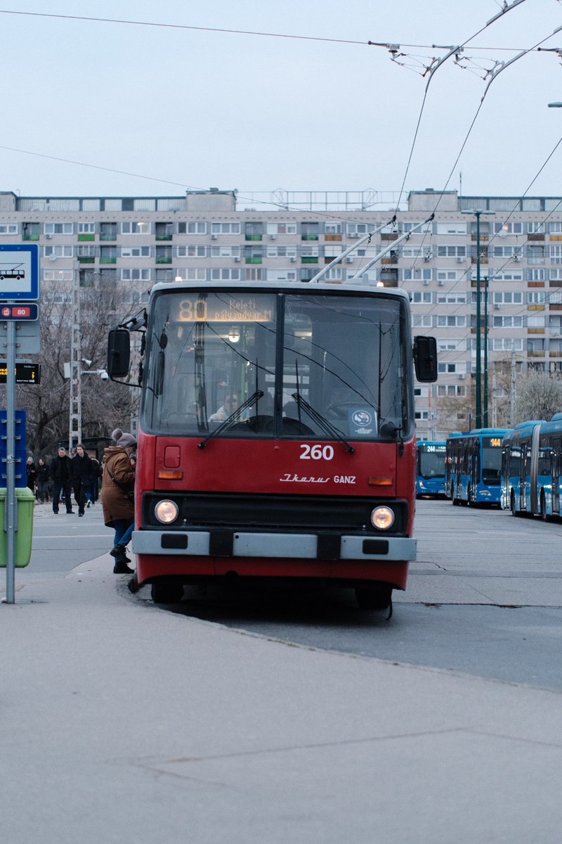 art_efr's tweet image. Можно вечно смотреть на огонь, воду и Будапештские🇭🇺 троллейбусы Икарус 280Т! 

Они во всех смыслах вечные. Каждую поездку сюда я думаю, что это ну уж точно последний раз, но нет, сегодня на линии увидел аж три машины🙃

Без Икарусов Будапешт это не Будапешт❤️