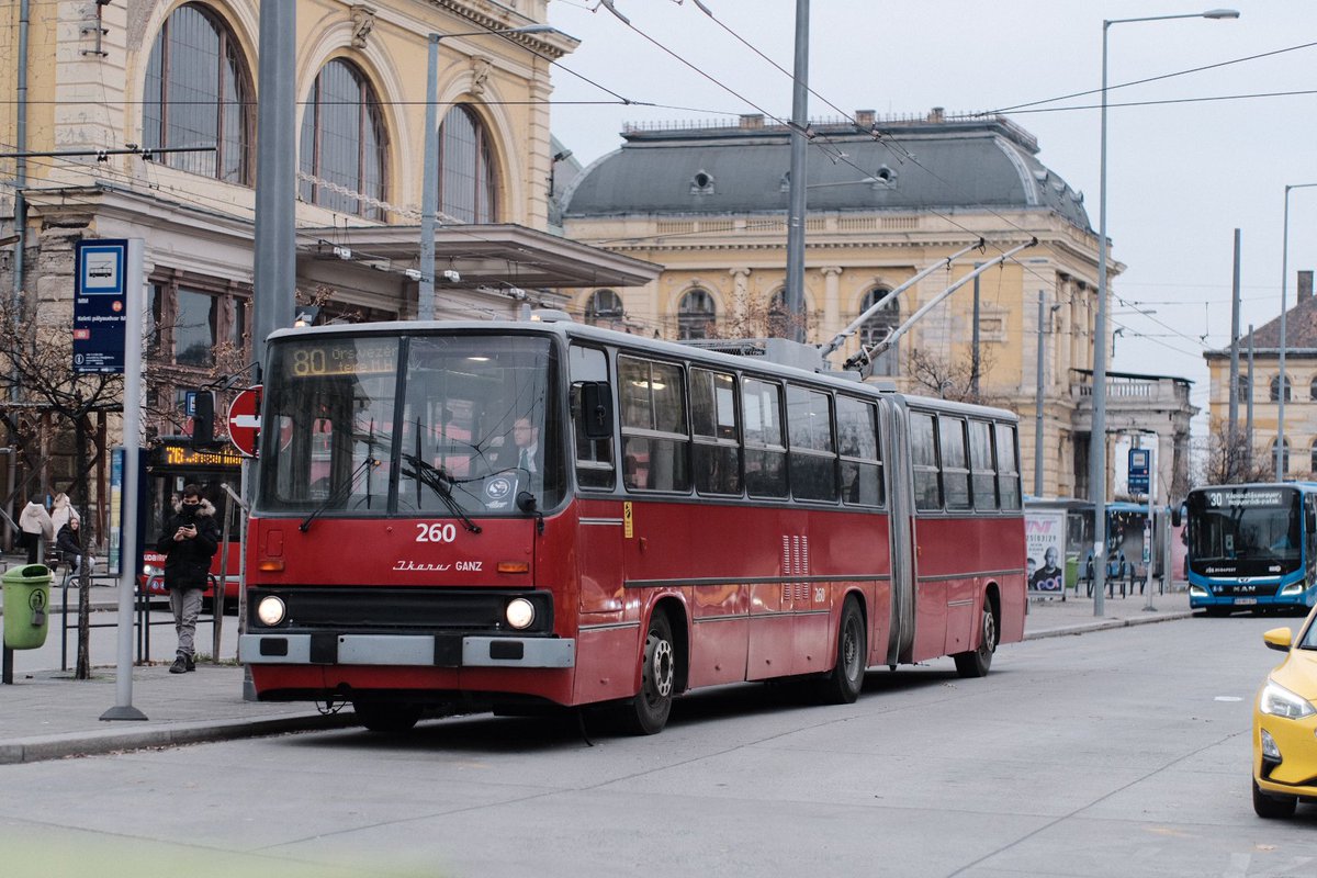 art_efr's tweet image. Можно вечно смотреть на огонь, воду и Будапештские🇭🇺 троллейбусы Икарус 280Т! 

Они во всех смыслах вечные. Каждую поездку сюда я думаю, что это ну уж точно последний раз, но нет, сегодня на линии увидел аж три машины🙃

Без Икарусов Будапешт это не Будапешт❤️