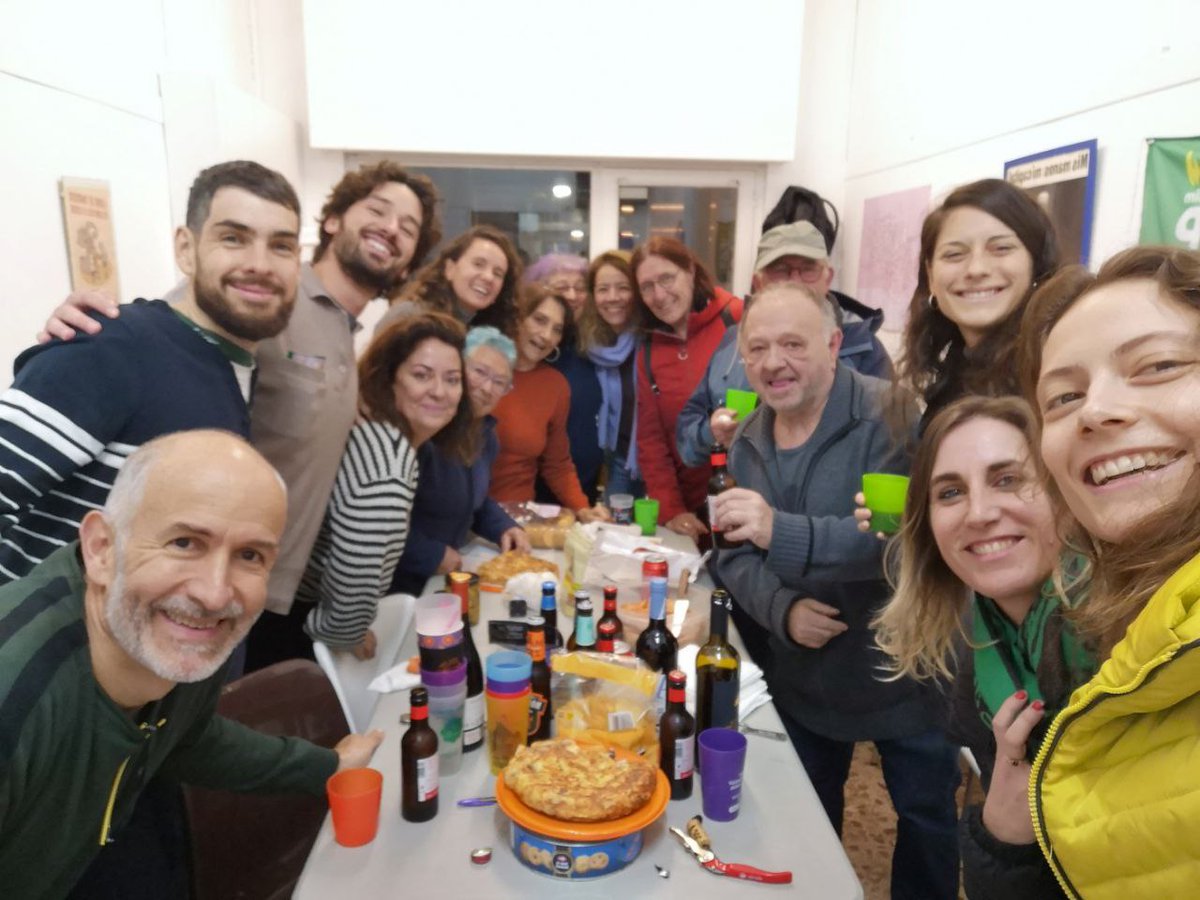 Ahir darrera assemblea de l'any.  Tot i la pluja que va dificultar la participació d'algunes companyes i companys, vam avaluar la mobilització pel dret a l'habitatge 👍🏼 es presentà l'esquema del congres, agenda,. i brindarem per un any ple de reptes i lluites pel comú. Salut! ✊🏽