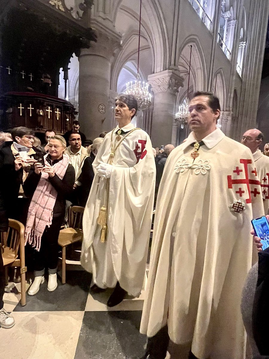 Louis_DucAnjou's tweet image. Au cœur de Notre-Dame de Paris rouverte et rendue au culte, au cœur de ce sanctuaire splendide et si attachant, quelle joie de vénérer les reliques de la Passion de Notre Seigneur. Quelle émotion de les voir retrouver si bel écrin.