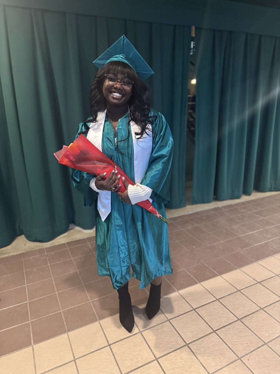 __assirralc's tweet image. Just wanted to tell yall I graduated 👩🏾‍🎓🥳
