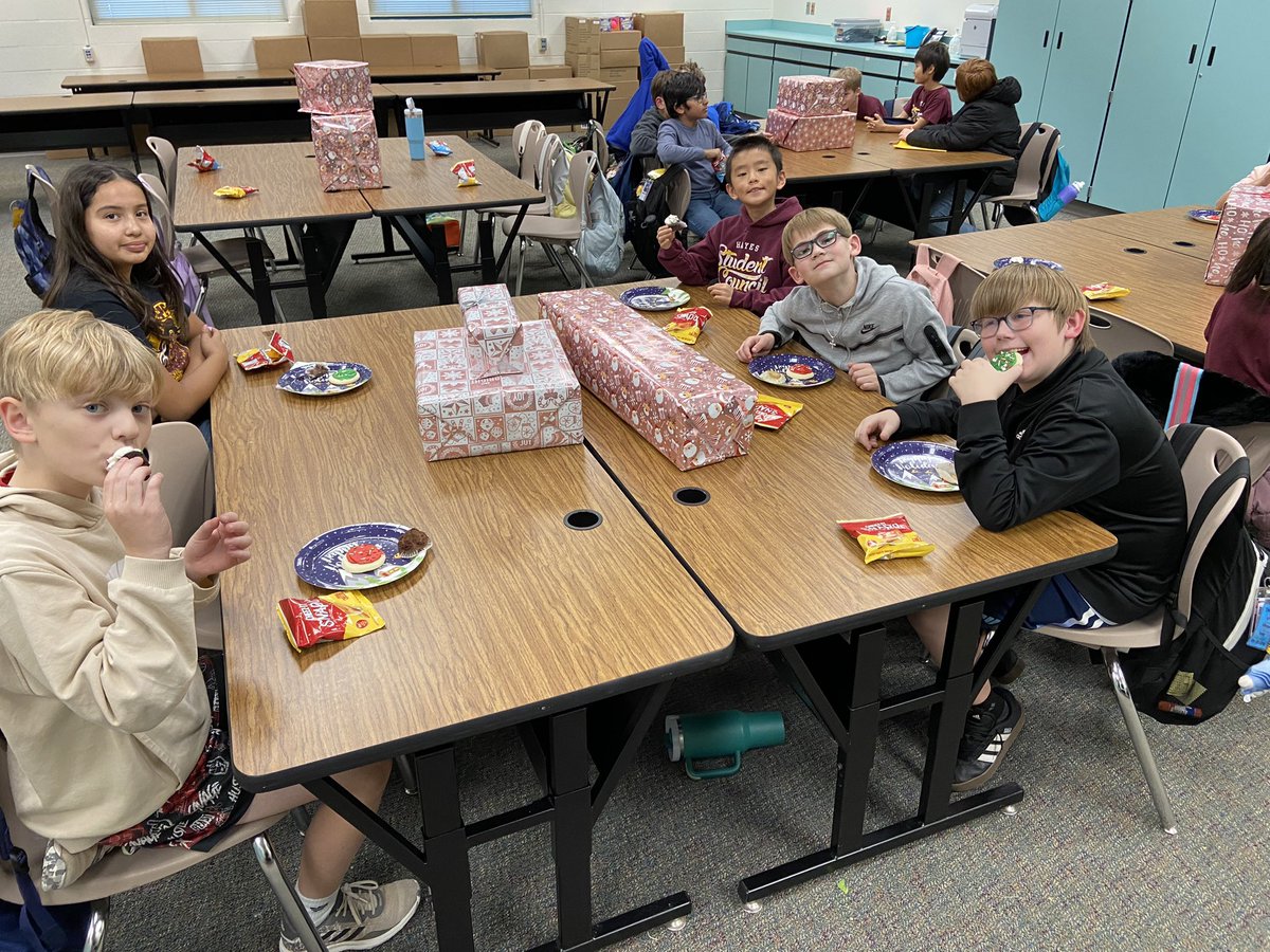 HayesStuCo's tweet photo. Holiday fun in Student Council! #HayesHawks https://t.co/ETqzUu35Vq
