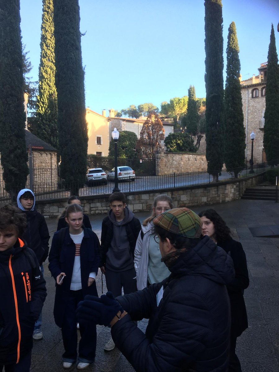 bbac_Montilivi's tweet photo. 📢 Journée très enrichissante pour nos élèves #batxibac et leurs correspondants. Visite de la ville⛲⛪🏬 et concours de retrographie📹.Chaleureux accueil à la Mairie😍
@Ins_Montilivi @DemotzGS
@EUErasmusPlus
@Girona_Cat https://t.co/mOXJu2gdRh