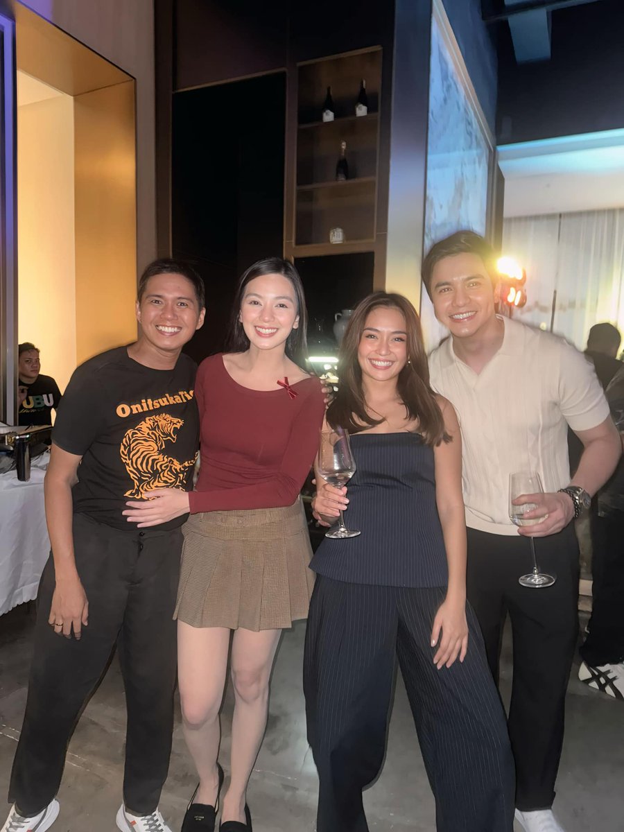 nayeorfj's tweet photo. Si fake asawa at future asawa. 

*Sabay spray ng glade* https://t.co/OLrI5PABcO
