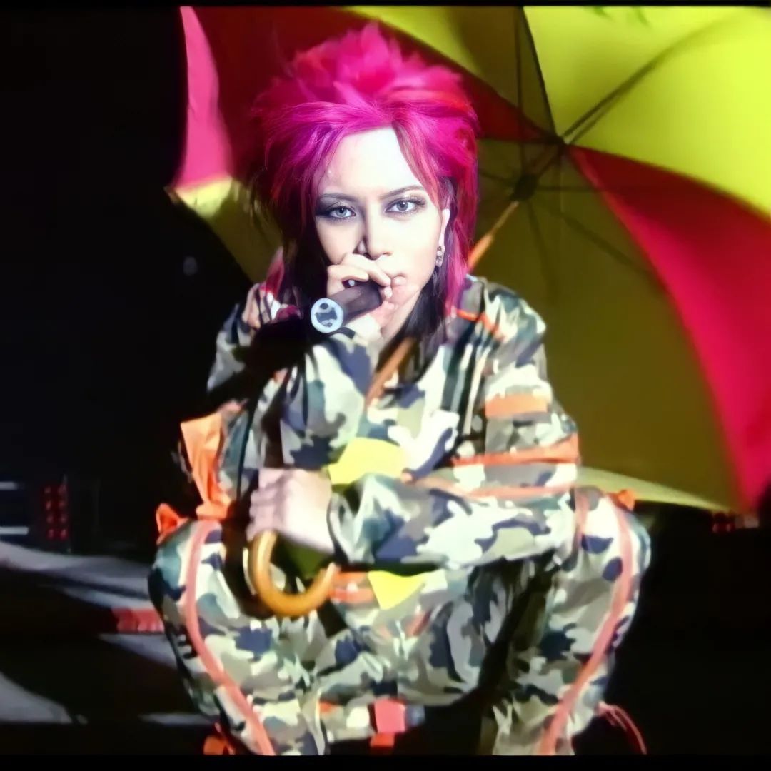 SMDMH2's tweet photo. お誕生日おめでとうございます🎂

60歳の還暦おめでとうございます♥
昔から『赤』のイメージが強かったので、あえてちゃんちゃんこ別の色を着てそうですね💛🖤
いつまでも、アナタのスタイルや音楽はカッコいいままで変わりません♪
〜hide 60th Anniversary〜

#hide #HIDE #hidebirthday2024 https://t.co/3oYDvowjZn