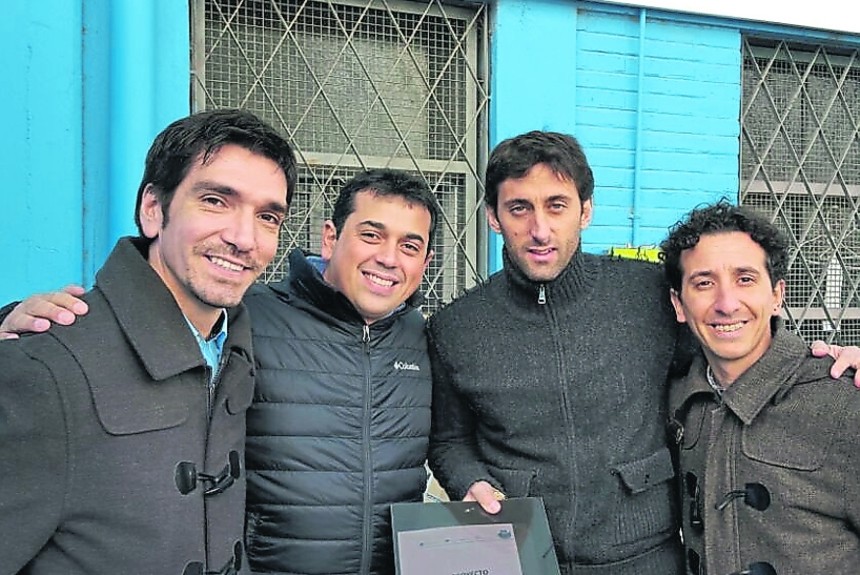 Confiamos en vos hace muchos años.
Te conocemos, sabemos la clase de persona que sos y lo que amas a Racing Club.

Jugador, ídolo, una calle y, desde este domingo, #MilitoPresidente.