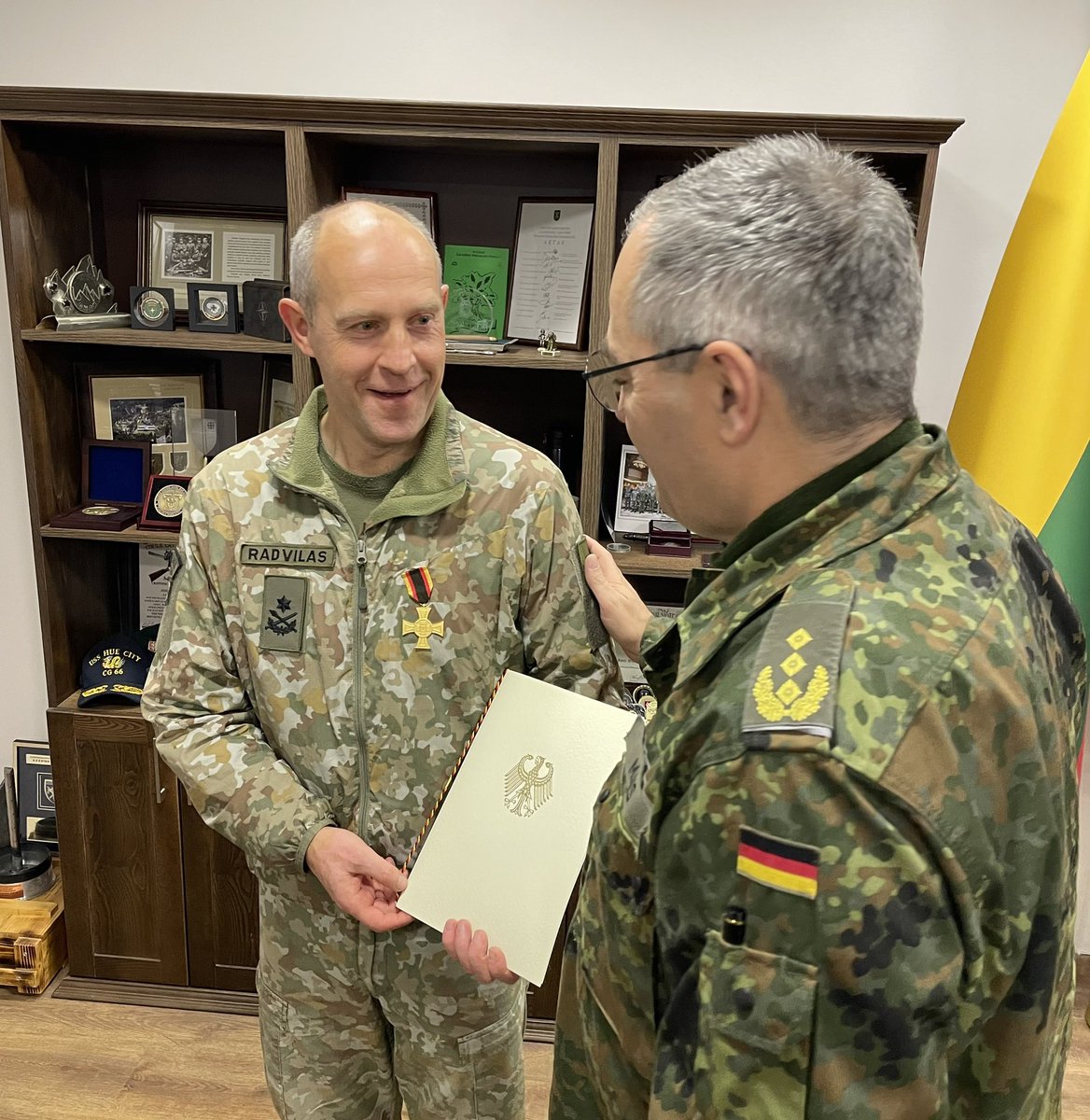 Die 🇩🇪/🇱🇹 Heereskooperation ist von Vertrauen und vielfältigen Erfahrungen geprägt. 
Als sichtbares Zeichen unserer Zusammenarbeit war es mir eine besondere Ehre
diese Woche meinen 🇱🇹 Counterpart, BrigGen Radvilas mit dem Ehrenkreuz der Bundeswehr in Gold auszeichnen zu dürfen.