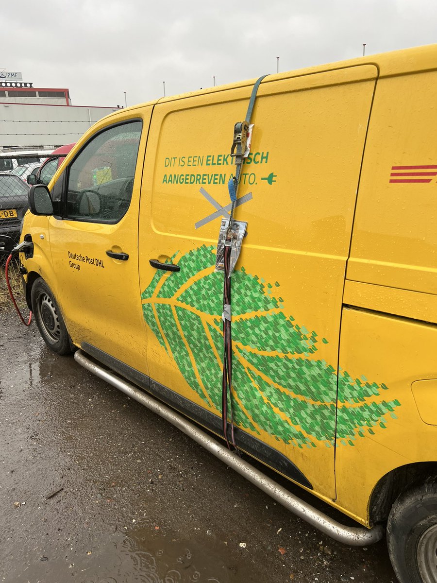 Even deur vast gemaakt zodat die er niet uit valt
#dejongeautoschade 
#sappemeer