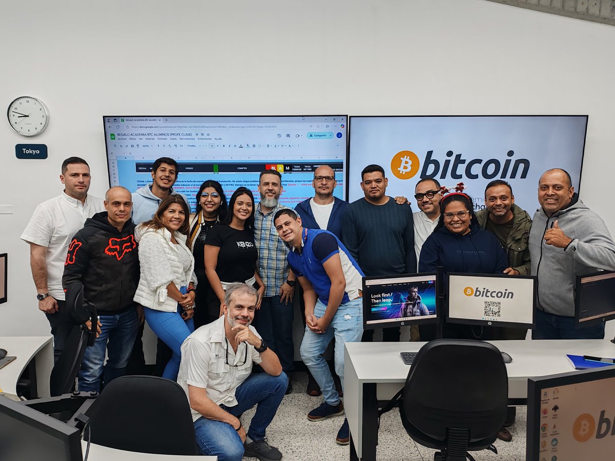 academiabtcucab's tweet photo. Ayer culminó la primera formación lanzada por la Academia: el curso 'Gestión y Comercio en Mercados P2P'.

Agradecemos a los aproximadamente 20 participantes que nos acompañaron en estas 4 semanas👨‍💻, y también a nuestros instructores @elprofep2p y @SoyDanielP2P por sus increíbles tips para hacer operaciones en plataformas #P2P 💱

Esta última sesión fue una masterclass completamente práctica, en la que hicimos transacciones de principio a fin y vimos ejemplos de diversas operaciones en tiempo real 💻📊📈

👉 Ahora es el turno de los estudiantes para poner en práctica todo lo aprendido haciendo arbitraje en #exchanges P2P.

¡A recargar energías para las siguientes cohortes del curso!