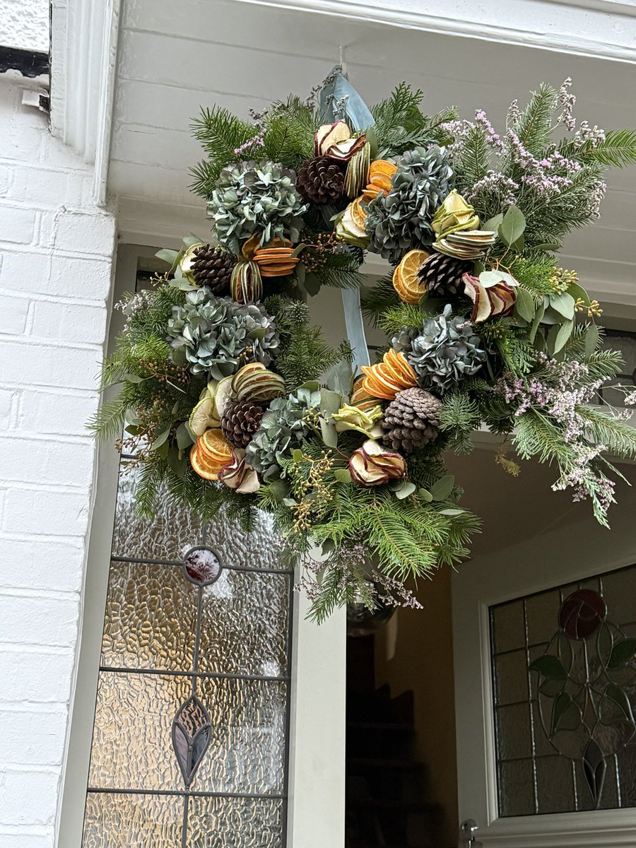 Wonderful fresh flower wreath from Amanda Willgrave at New Covent Garden Market #cgma#marketflowers