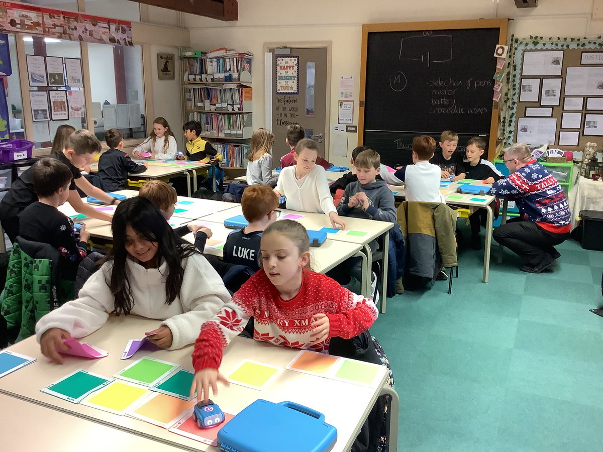 Holytrinityrc's tweet photo. Daniel from @SaffranNacelles visited Class 4 to talk about STEM careers and to also see what the children had been doing in their STEM lessons with @BurnleyFC_Com We are so grateful for their sponsorship in this programme. @RomeroCAT1 #STEM #PrimarySTEM https://t.co/v5SAHr7vCD
