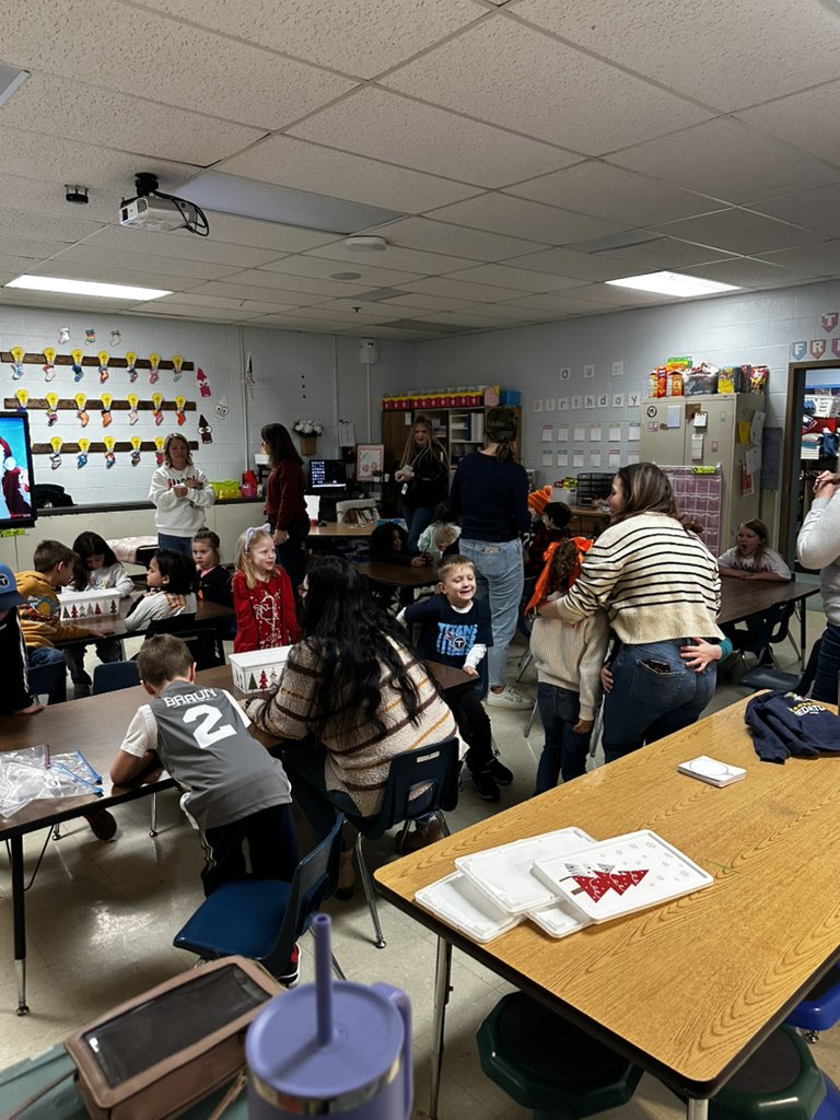 A wonderful morning at Stuart Burns Elementary School. Pre-k was doing a great job working in centers and kindergarten students were making ornaments in a holiday workshop! Tis the season!🎄🎅🏻♥️