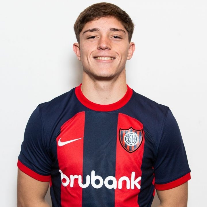 AgustinMuzzu's tweet image. Tenemos que hacerle llegar a Santiago Sosa, que el hincha de San Lorenzo está con él. Que se plante y no firme la venta. El hincha va a poner el pecho para bancar su decisión. Tiene que tener paciencia, el puede quedar en la historia del club. A Moretti le queda poco en el cargo