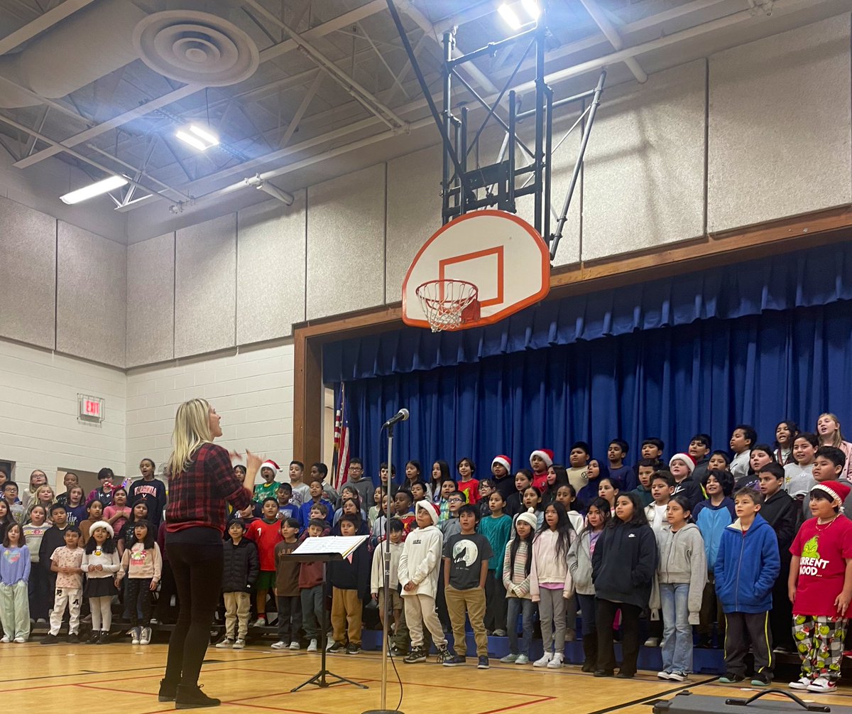 holiday concert! 🎶 🎼 🎵 <a href="/randolphvocal/">Marjorie Dwyer</a> <a href="/APSMusicSmith1/">Tony Smith</a> 🎄 ❤️