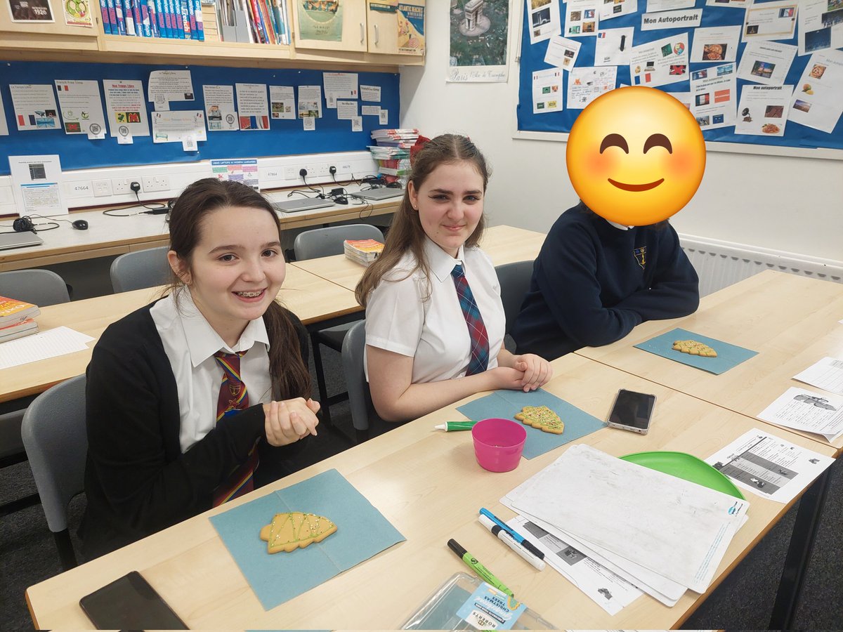 A slightly depleted Club de français were creative artistically as well as linguistically today 🎄🇫🇷