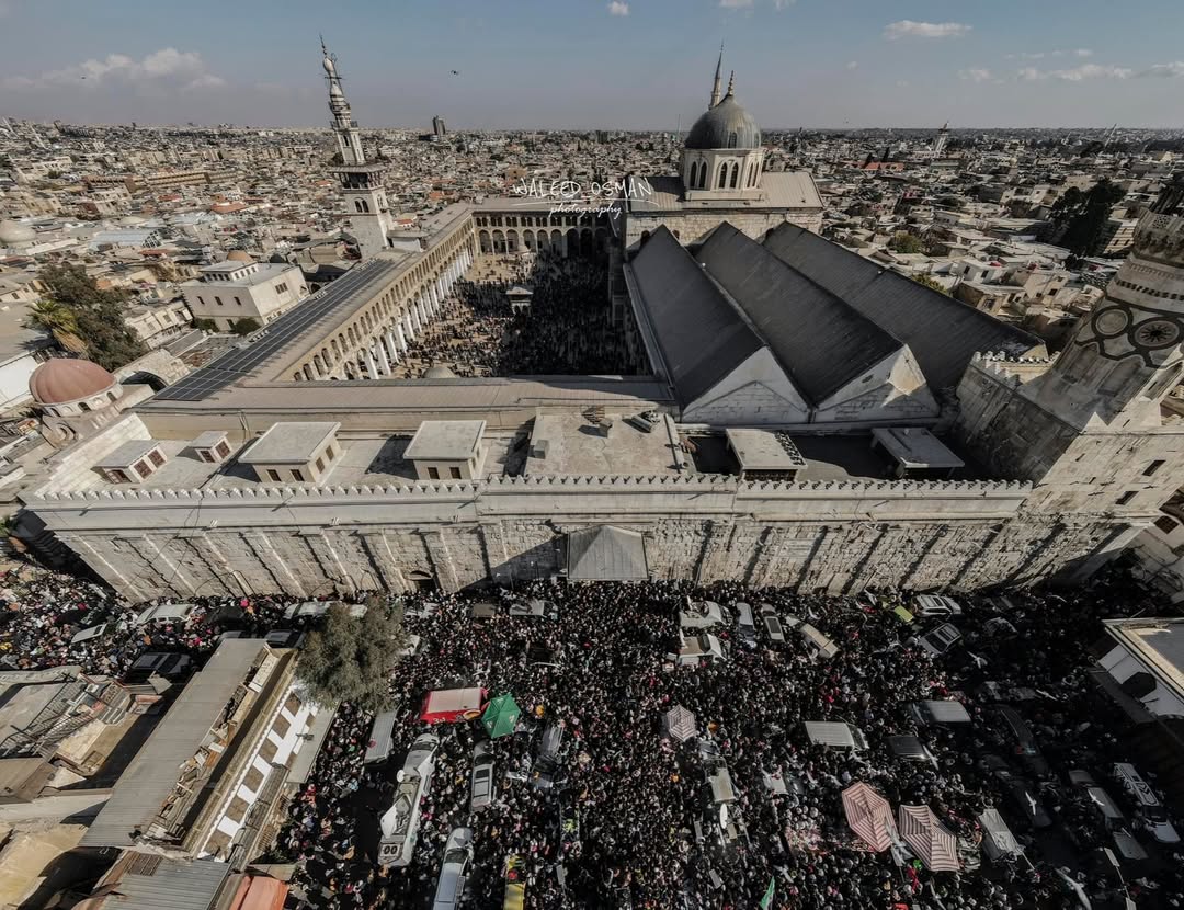 يا شامُ، أنتِ شامُنا 💚
دمشق - ساحة الأمويين | #جمعة_النصر