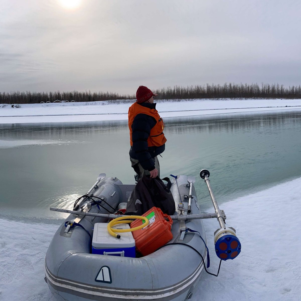 USGS_Water's tweet photo. It’s #FieldPhotoFriday!
Freeze the day! A USGS hydrologist prepares to sample discharge and collect water quality samples on the icy Alsek River in Alaska.
📈 Get data: https://t.co/2qYSVcxMs3
📸 Jamie Pierce, USGS
#WaterData #Winter #SnowyScience https://t.co/cTpu8aLexj