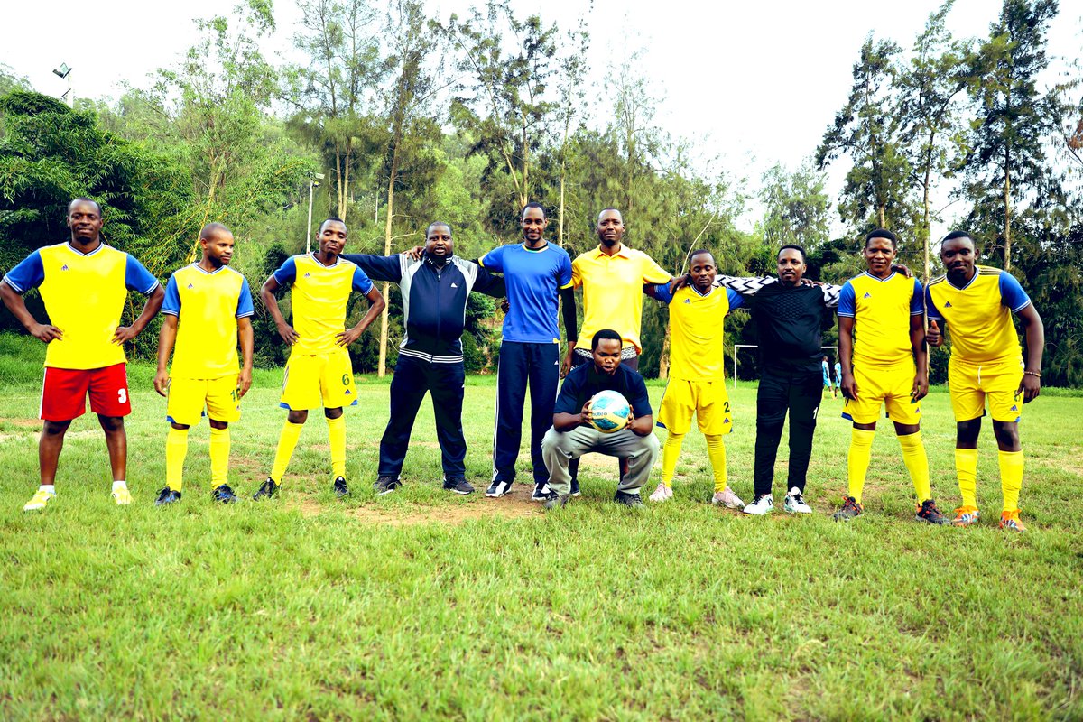 Uyumunsi, mu masaha yagenewe siporo, abakozi ba <a href="/RwandaInfra/">Ministry of Infrastructure | Rwanda</a> bakoze imyitozo ngororamubiri, hanakinwa umukino w’irushanwa hagata y’amashami agize Minisiteri, irya Smart Kigali Command Post ritsinda 7:3 irishinzwe Imiturire rifatanyije na Transport.
#sport kuri bose.
