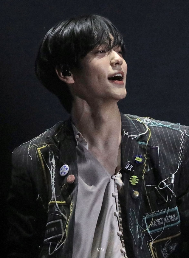 Soobin of TXT and his dimple on stage, 2023.