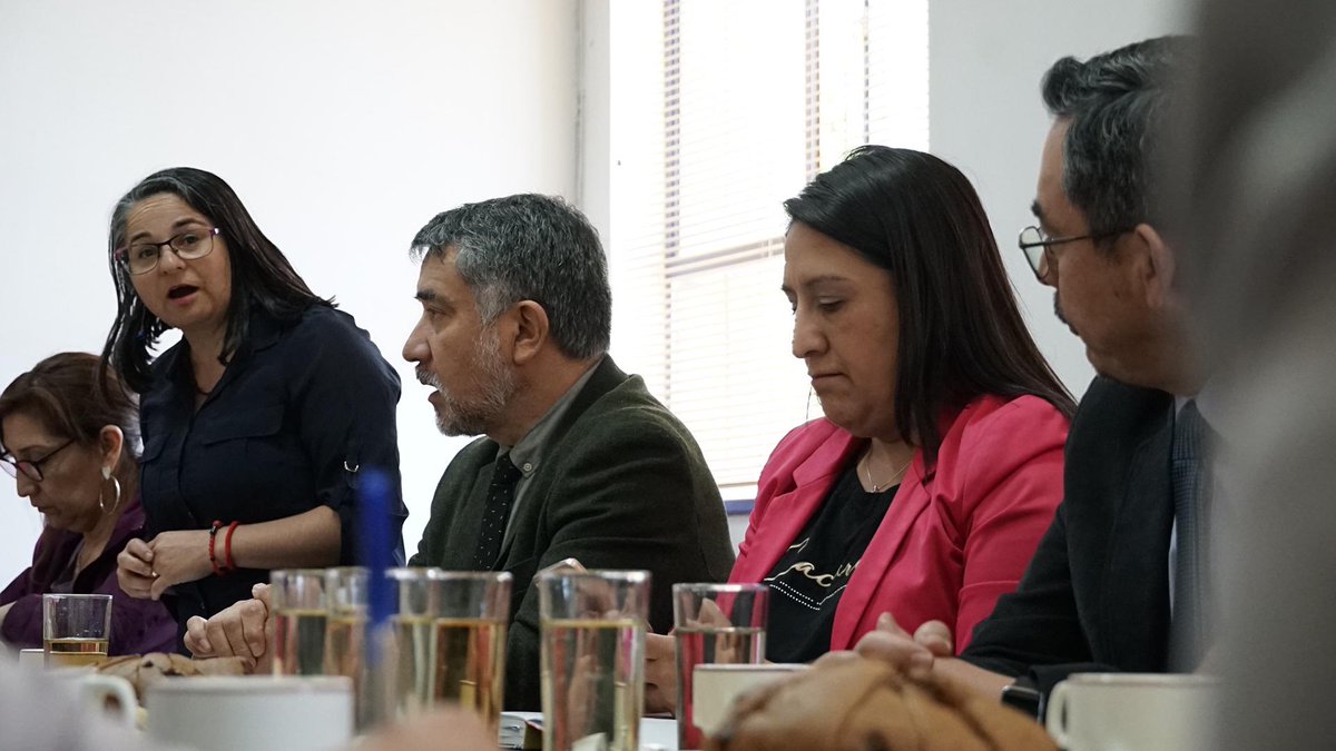 📍 En Liceo de Hombres Manuel Montt, Delegación Presidencial Regional junto a <a href="/MTTLosLagos/">SeremiTT Región de Los Lagos</a>, <a href="/seremieducLlgos/">Seremi Educación Los Lagos</a>, <a href="/JunaebLosLagos/">Junaeb Los Lagos</a>   y <a href="/munipuertomontt/">Mun. Puerto Montt</a> participan en mesa de seguridad escolar con distintos establecimientos del cordón centro de #PuertoMontt.