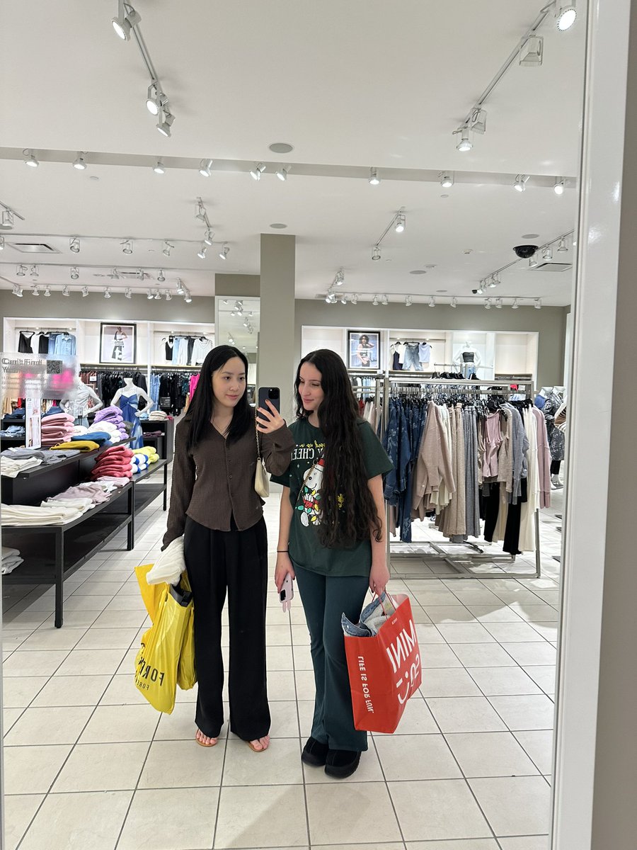 christmas shoppin w the <a href="/vaoozle/">vanessa 🦋</a> heh 🤶
