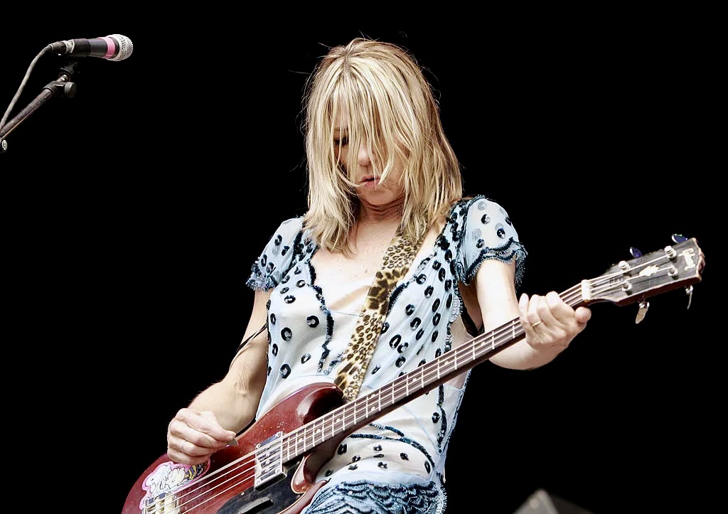 Me alegra ver que “The Collective” (Matador Records, 2024), el poderoso segundo álbum de estudio de Kim Gordon, aparece en casi todas las listas de los mejores discos del año. Es buenísimo!!