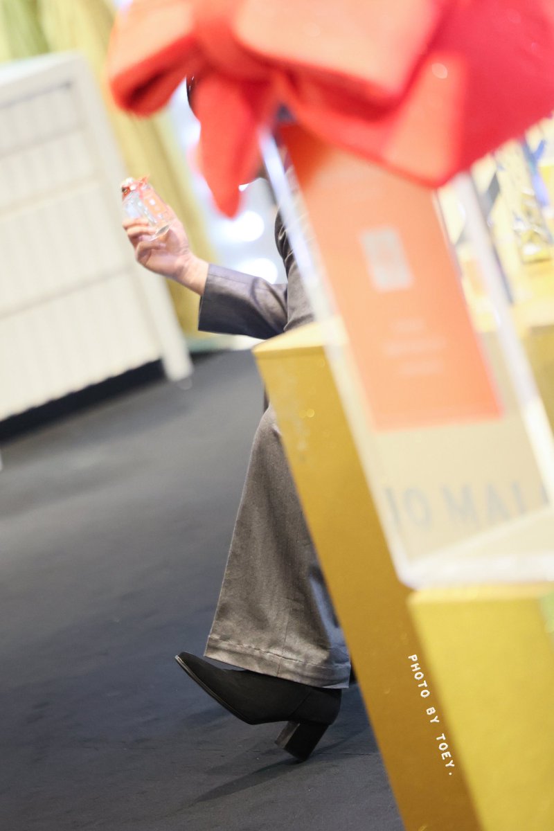 photobytoey's tweet photo. สองงานมานี่รองเท้าพิเป๊กโคตรจะแกลมเลย เดินเก่งกว่าชั้นอีก 

@peckpalit 

#JoMaloneLondonTHxPeck
#JoMaloneLondonTH
#เป๊กผลิตโชค
#PeckPaLitChoke
#palitgallery
#photobytoey https://t.co/R7NE8mgSFT