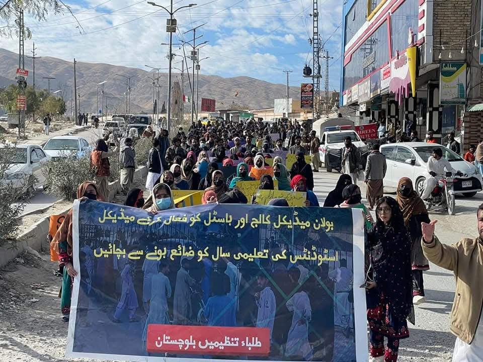 Students of #BolanMedicalCollege are being forced to be on the road. Their demand for the resumption of classes and the reopening of hostels must be addressed. Quetta district and college admin's inaction is causing undue suffering for the students.
#SaveBMC