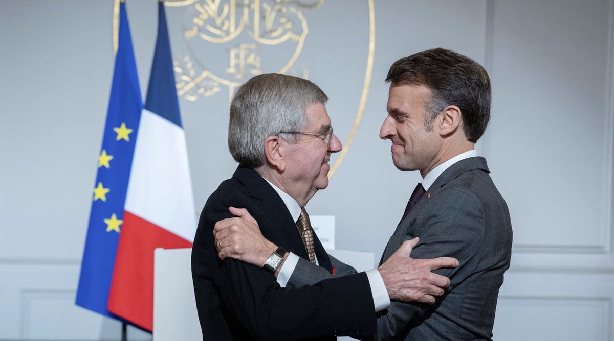 IOC President Thomas Bach was awarded the order of Officier de la Légion d’Honneur by French President <a href="/EmmanuelMacron/">Emmanuel Macron</a> at a ceremony at the <a href="/Elysee/">Élysée</a> in Paris, earlier this evening, for his outstanding achievements in the success of #Paris2024. 

Read: olympics.com/ioc/news/ioc-p…