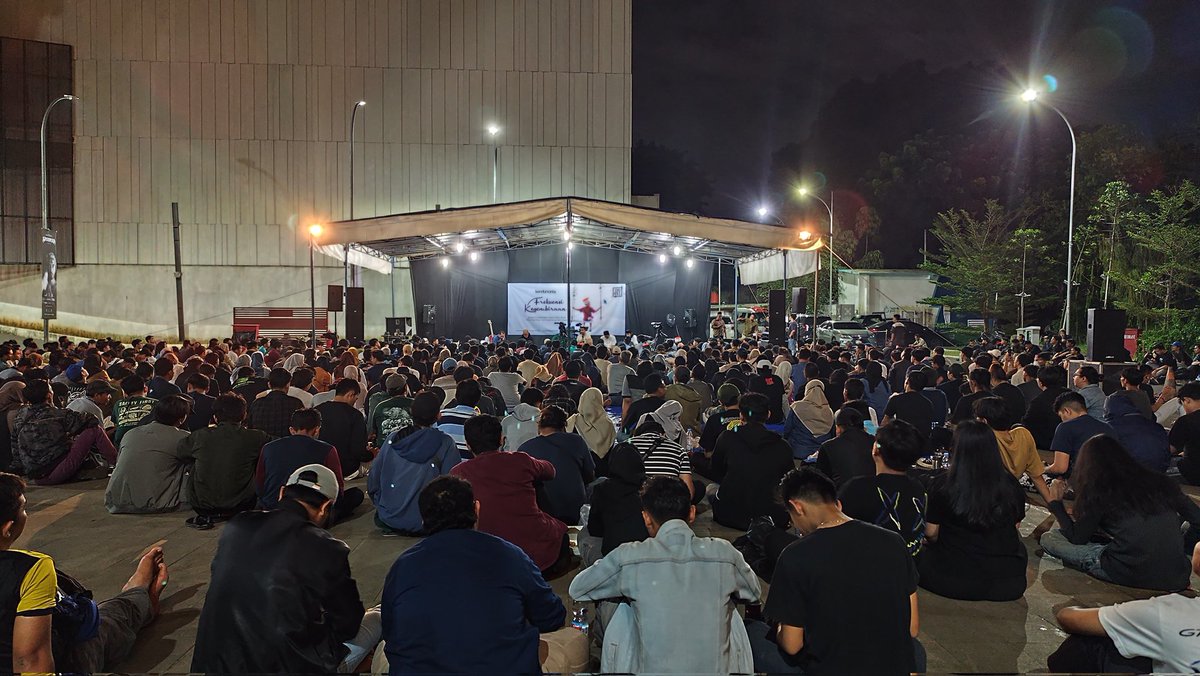 Suasana diskusi utama #KCDes malam ini, bersama Habib Ja'far, Bang Hensa dan Mas Pandji.