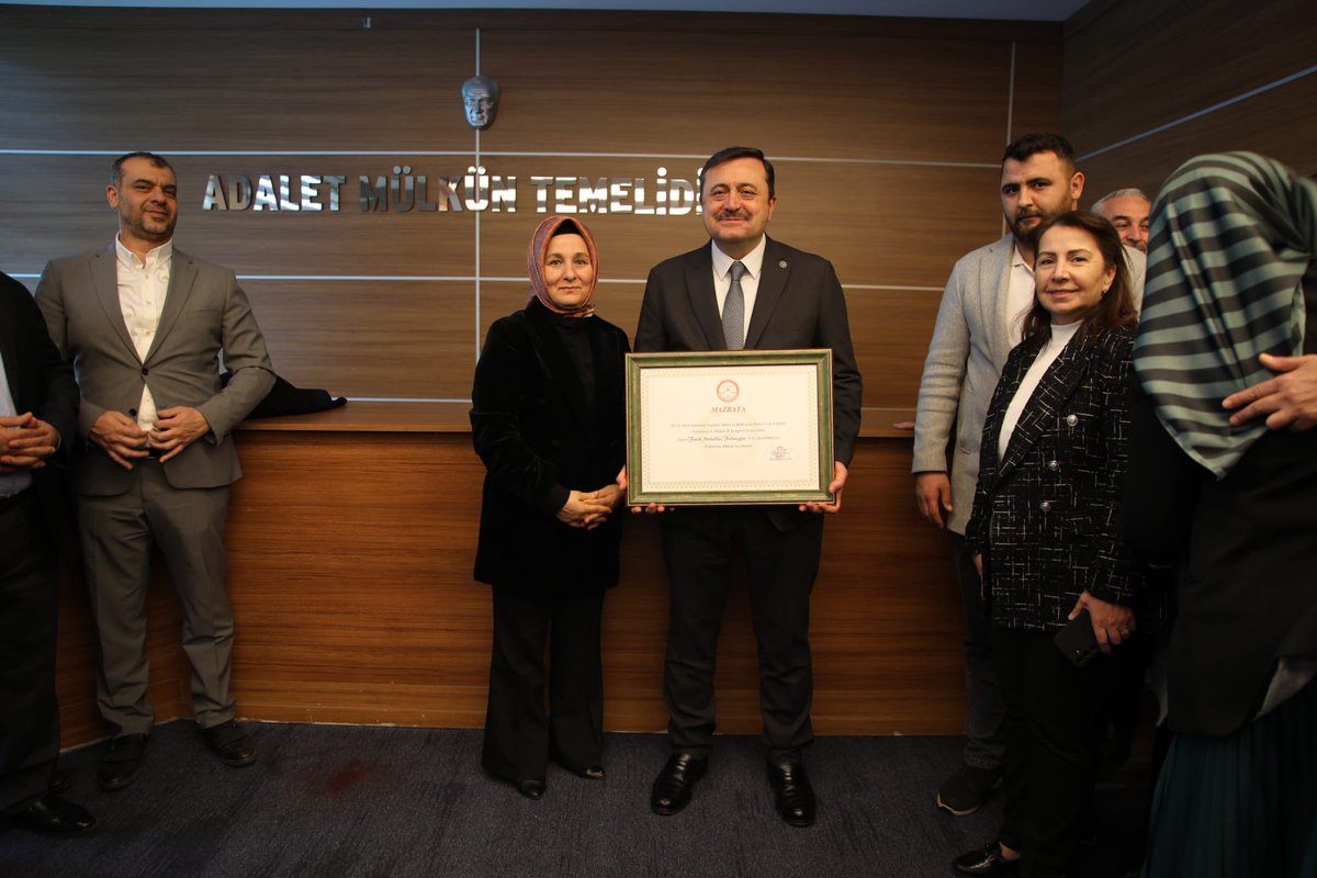 Başkanımız <a href="/Ylmazkran17/">Şükran Yılmaz</a>  ile birlikte İl Başkanımız Sn. <a href="/fmfedaioglu/">Fatih Muhaddis FEDAİOĞLU</a> ‘nun mazbata törenine katılım sağladık
Başkanımıza Hayırlı Olsun dileriz.
Görevinde başarılar dileriz.

<a href="/aysekesir/">Ayşe Keşir 🇹🇷🇹🇷🇹🇷</a> 
<a href="/abdulhamitgul/">Abdulhamit Gül</a> 
<a href="/erkankandemir/">Erkan Kandemir</a> 
<a href="/FatmaSahin/">Fatma Şahin</a> 
<a href="/mtahmazoglu/">Mehmet Tahmazoğlu 🇹🇷</a> 
<a href="/avmehmettiryaki/">Av.Mehmet TİRYAKİ</a>